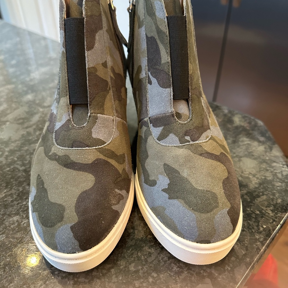 Camo platform size 5 platform bootie new without tags